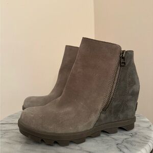 Sorel Joan Of Artic Wedge ll Zip Ankle Boots Women’s Size 6 Sage Suede